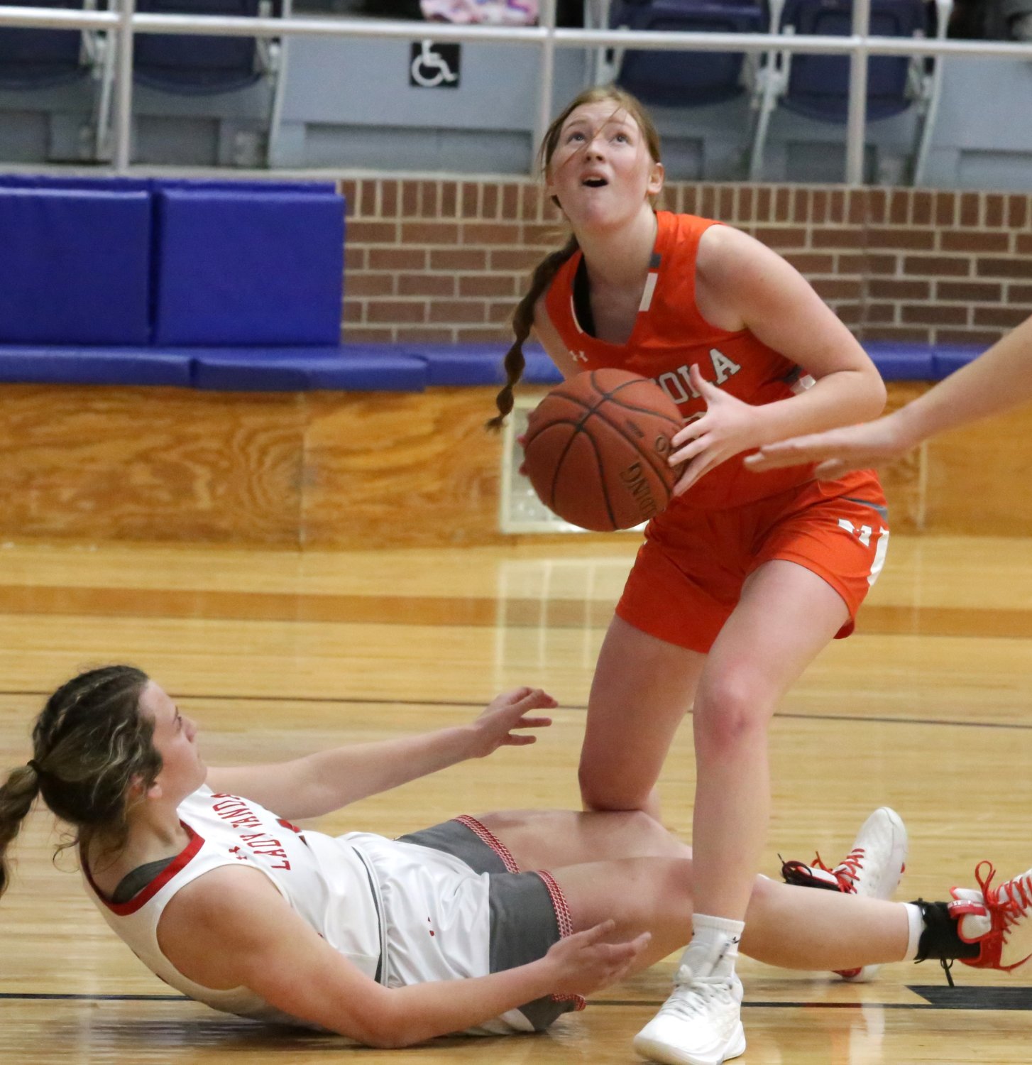 Mineola’s Macy Fischer powers her way to the hoop in action against Van in the Wills Point tournament. In other tournament games, Mineola defeated Ferris 54-26, lost to Forney 39-31 and defeated Wills Point 50-28.